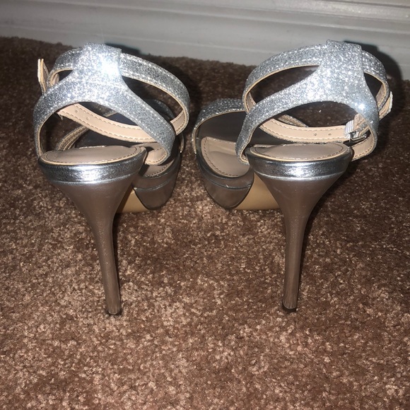 Silver heels - Picture 3 of 6